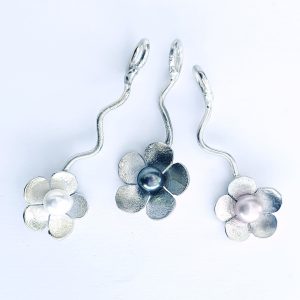 Hänge Tora med stjälk och pärla