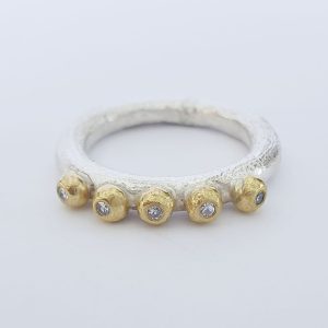 Vigselring med 5 guldkulor och diamanter