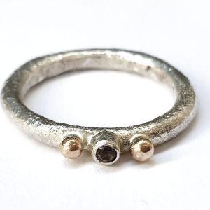 Vigselring med 2 guldkulor och rökkvarts